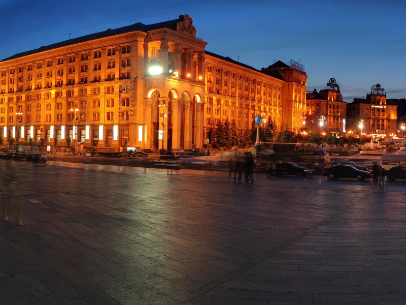 улица, площадь, небо, город, дома, панорама, вечер, машины, независимости, wallpapers, огни, multi monitors, фото, люди, здания, ночь, киев, движение