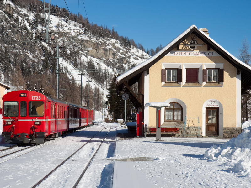 дом, снег, горы, поезд, электровоз, лес, зима, швейцария, ла-пунт-чамуэшч, небо