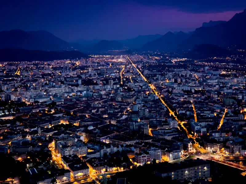дома, огни, горы, roads, buildings, дороги, city, mountains, colours, houses, 2560x1600, france, здания, город, краски, lights, ночь, sky, небо, night