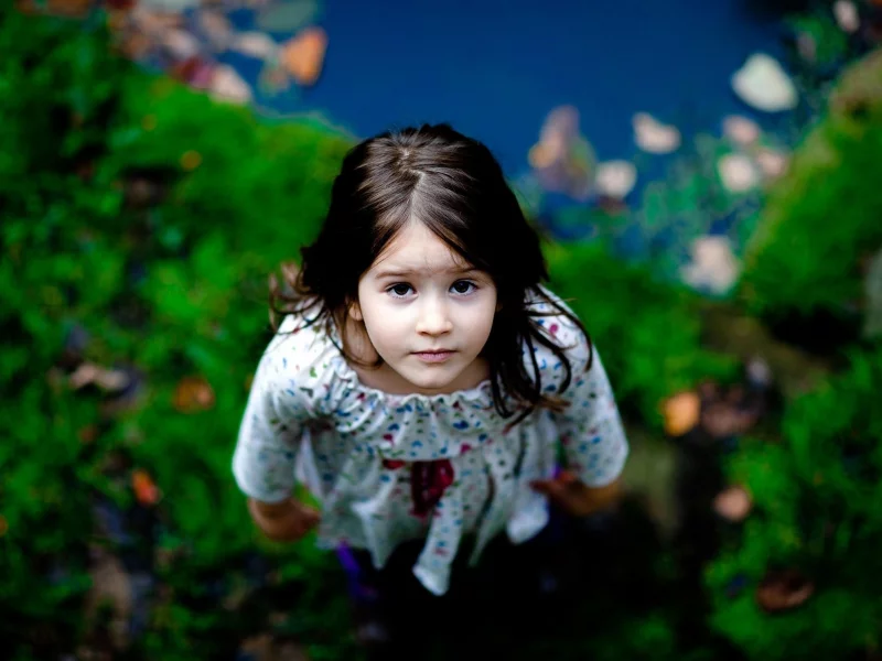 снизу вверх, aurelia, волосы, девочка, little, зелень, размытость, аурелия, kid, природа, child, ребенок, платье, girl, взгляд