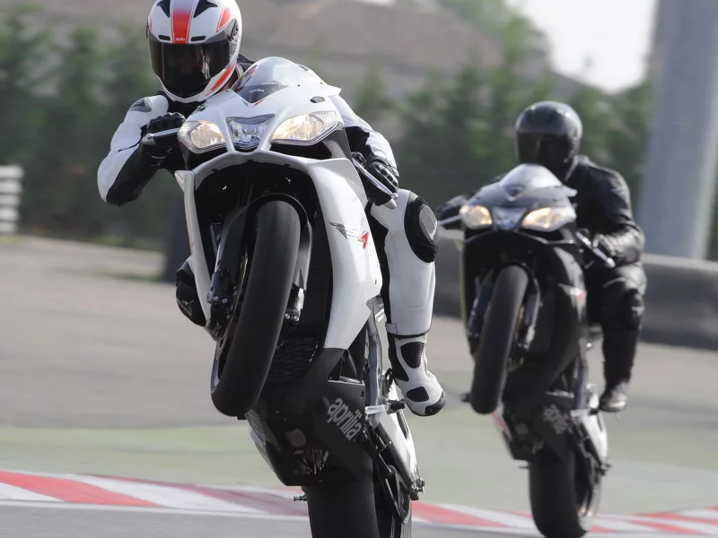 трасса, мотоциклы, белый, черный, скорость, aprilia