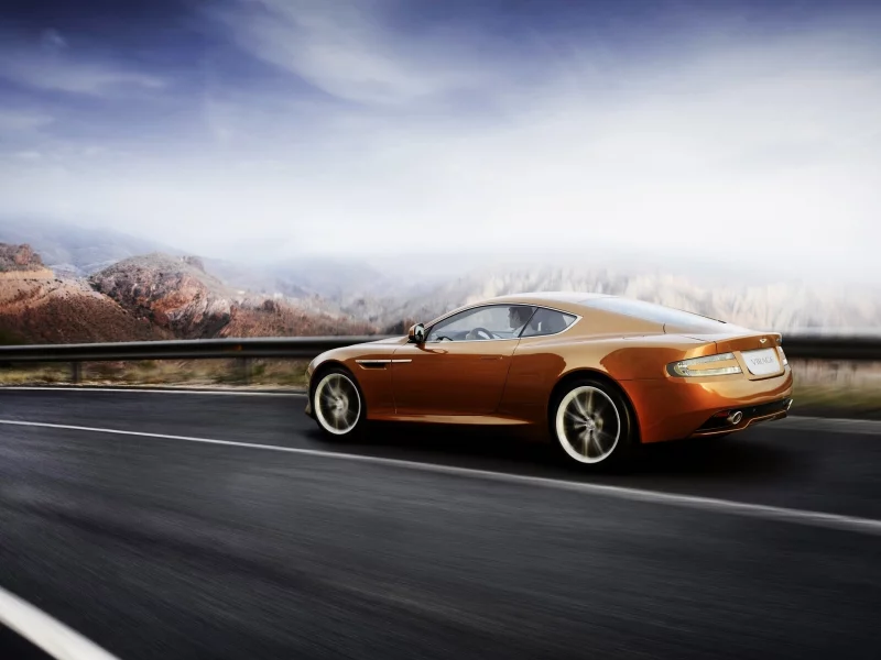 горы, автомобиль, природа, aston martin, водитель, virage, дорога, небо, размытие, облака, скорость