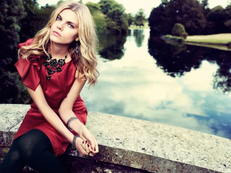 марина линчук, красотка, лицо, пруд, marina linchuk, модель, блондинка, девушка, фигура, парапет, волосы, sexy, секси