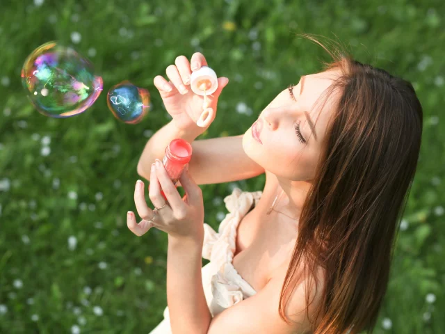 мыльные пузыри, брюнетка, девушка, настроения