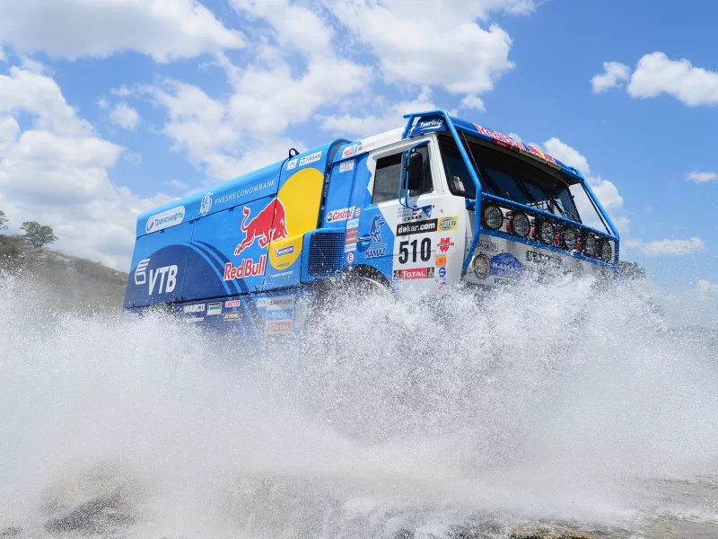red bull, небо, камаз, kamaz, dakar, синий, rally, брызги, вода, дакар