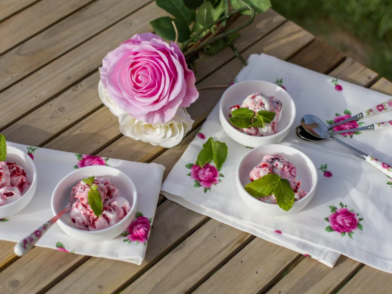 ложки, мята, розы, цветы, стол, скатерть, мороженое