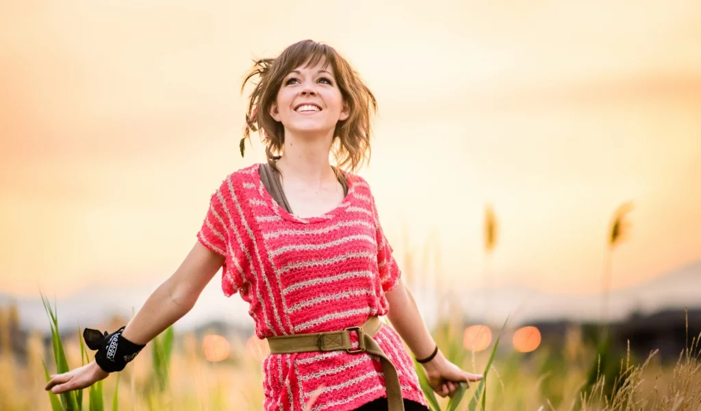 линдси стирлинг, трава, скрипачка, закат, lindsey stirling