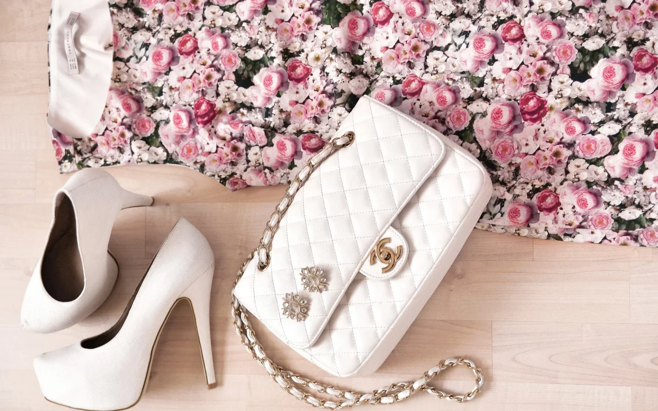 розы, туфли, chanel, белые, одежда, сумка, платье, цветы