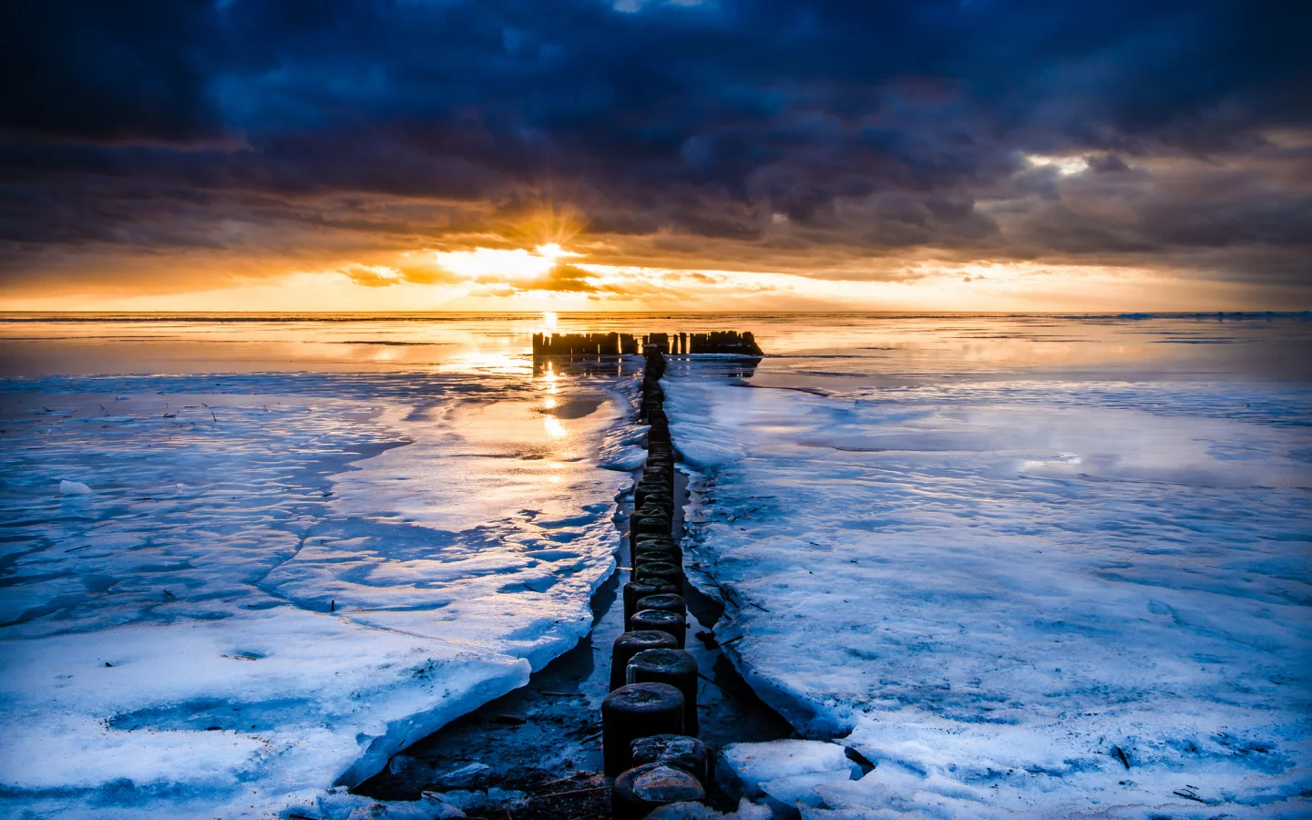 море, лёд, закат, сваи