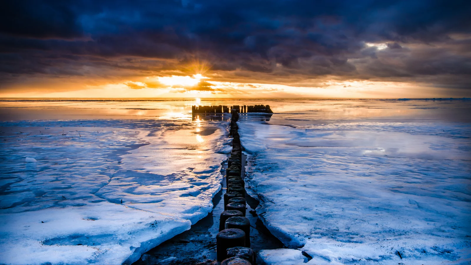 море, лёд, закат, сваи