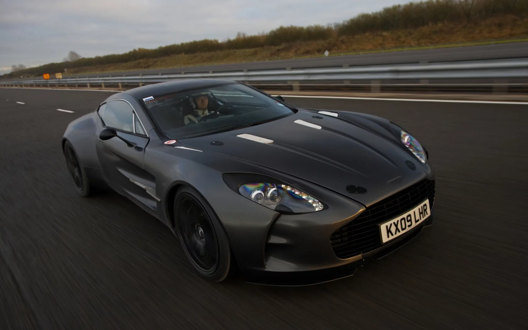 Автомобиль Aston Martin one 77
