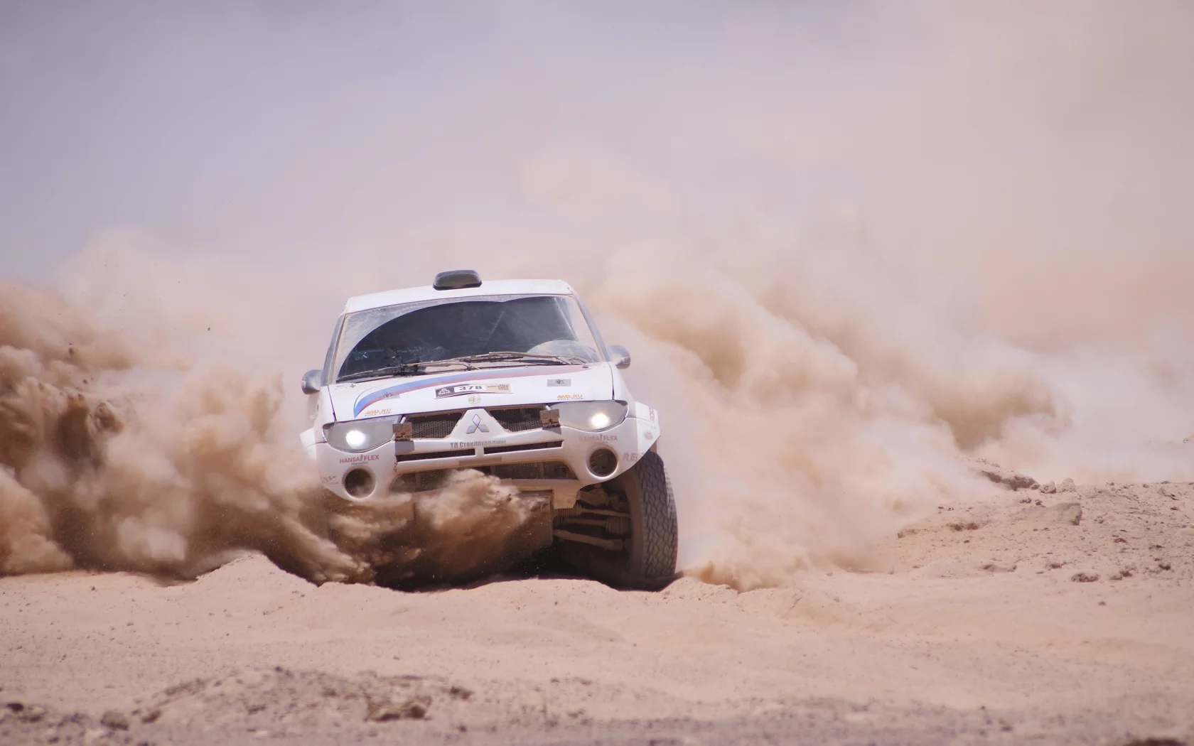 машина, внедорожник, пыль, rally, песок, mitsubishi, занос, dakar