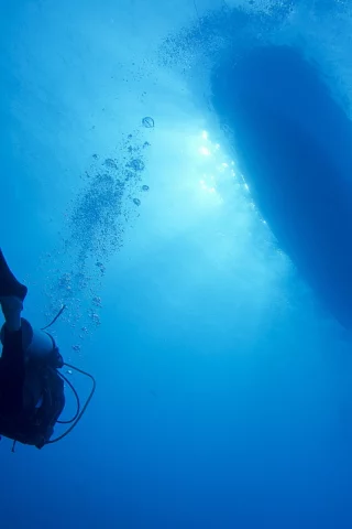 вода, лодка, аквалангист