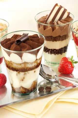 клубника, какао, десерт, малина, кофе, ирис, стаканы