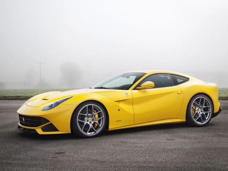 туман, ferrari, автомобиль, f12, berlinetta, асфальт, желтый