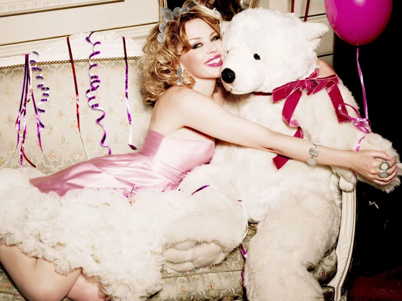 kylie minogue, медведь, конфети, диван, певица, игрушка