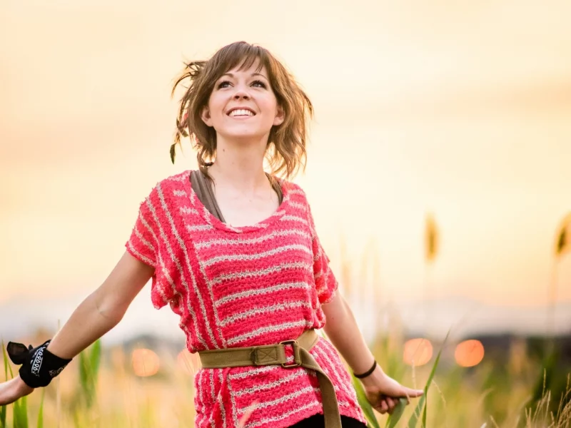 линдси стирлинг, трава, скрипачка, закат, lindsey stirling