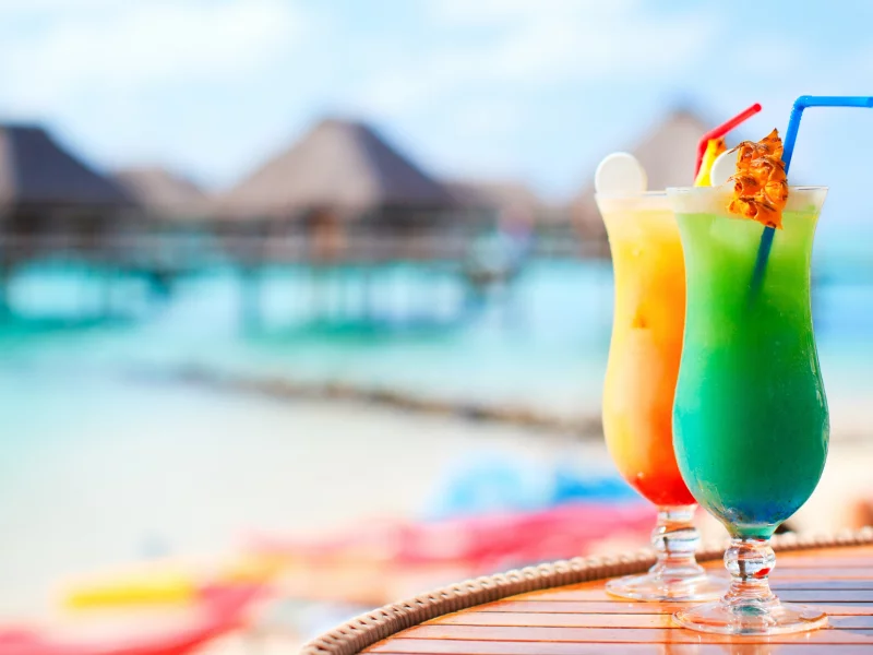 напитки, бокалы, пляж, cocktails, стол, трубочки, коктейли