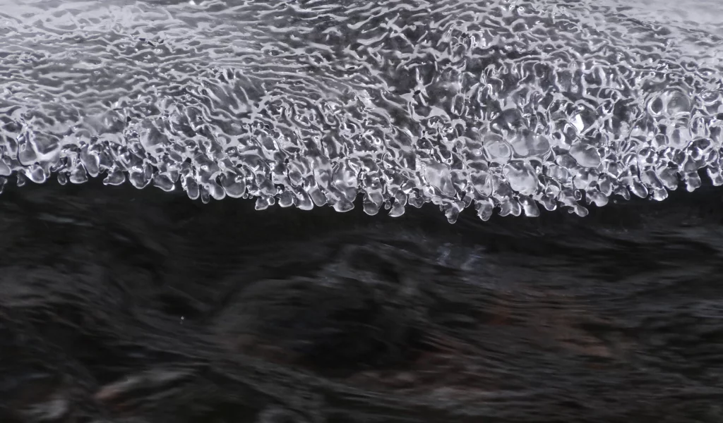лед, кружева, вода. ручей