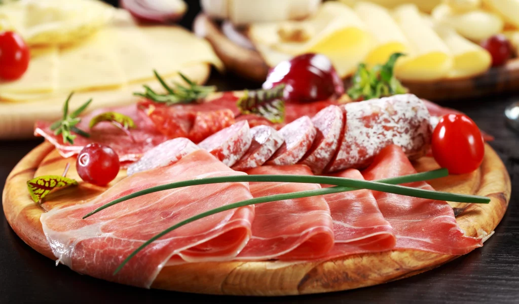 блюдо, помидоры, балык, мясо, сыр, овощи, колбаса, лук