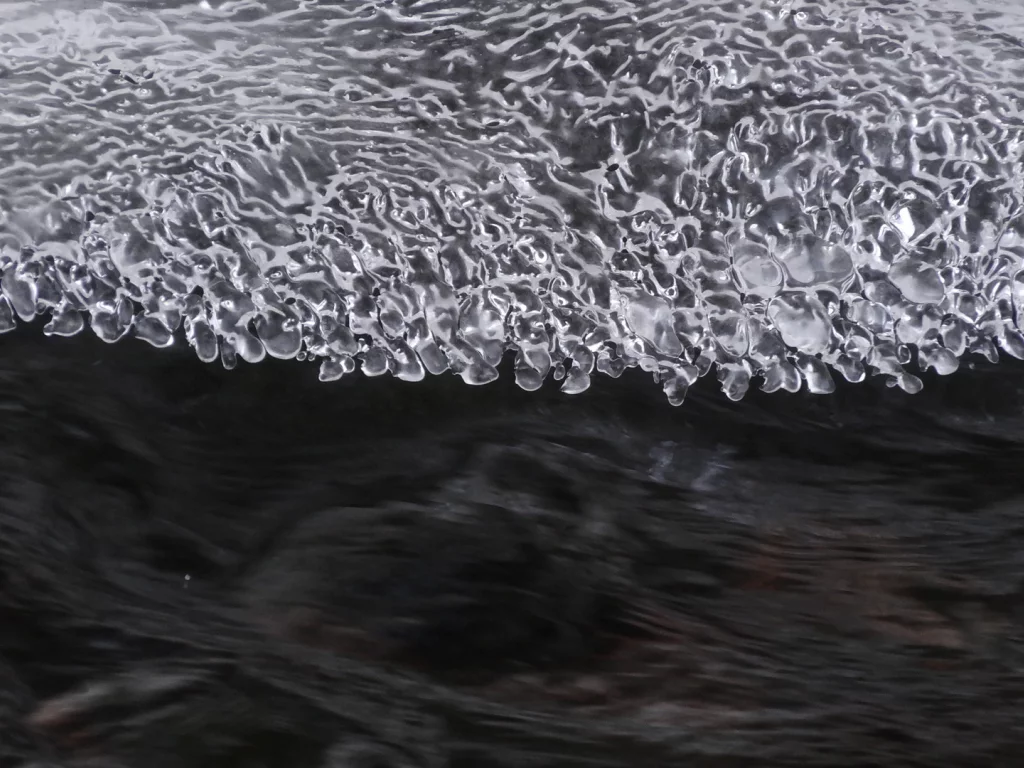 лед, кружева, вода. ручей