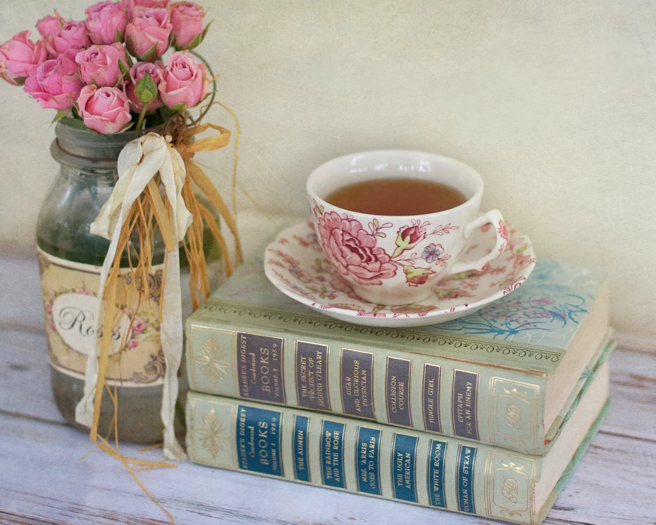 банка, розовые, чашка, розы, цветы, книги, чай