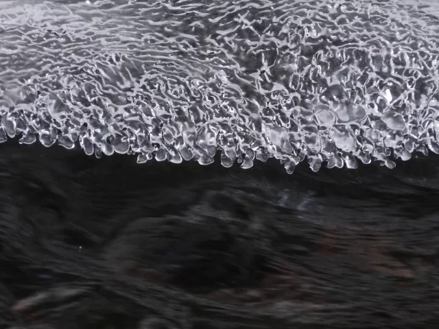 лед, кружева, вода. ручей