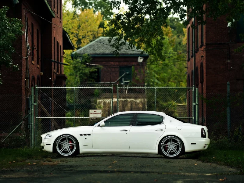 улица, пасмурно, авто, белый, quattroporte, машина, maserati, дом
