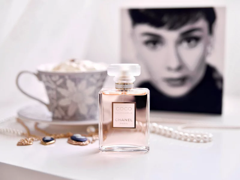 блюдце, чашка, парфюм, бусы, украшения, chanel coco mademoiselle