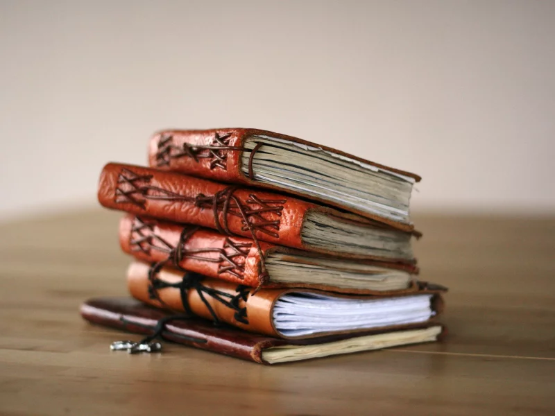  верёвки, книги, стол, переплёт, маленькие