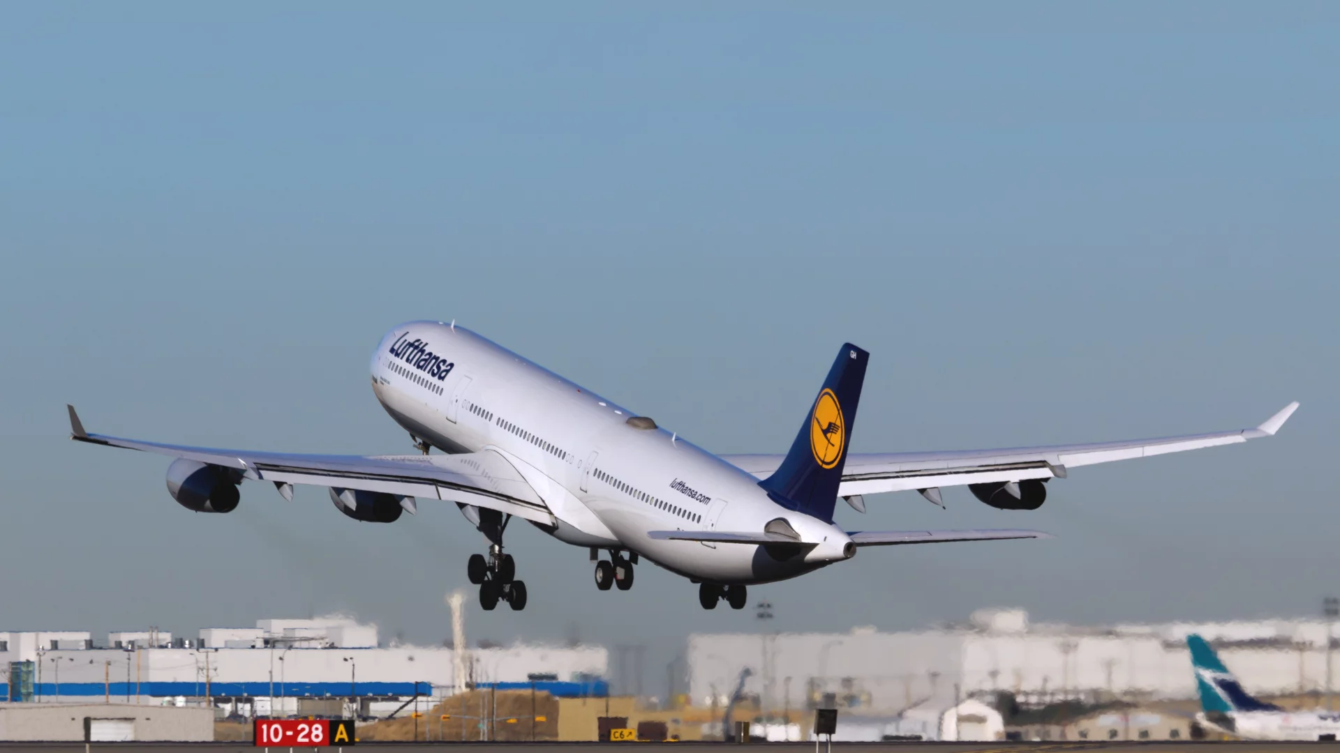 самолет, lufthansa, авиалайнер, взлет, a340, airbus, день