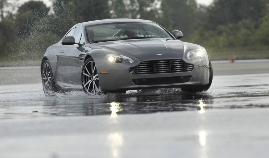 Aston Martin, серый, лужа