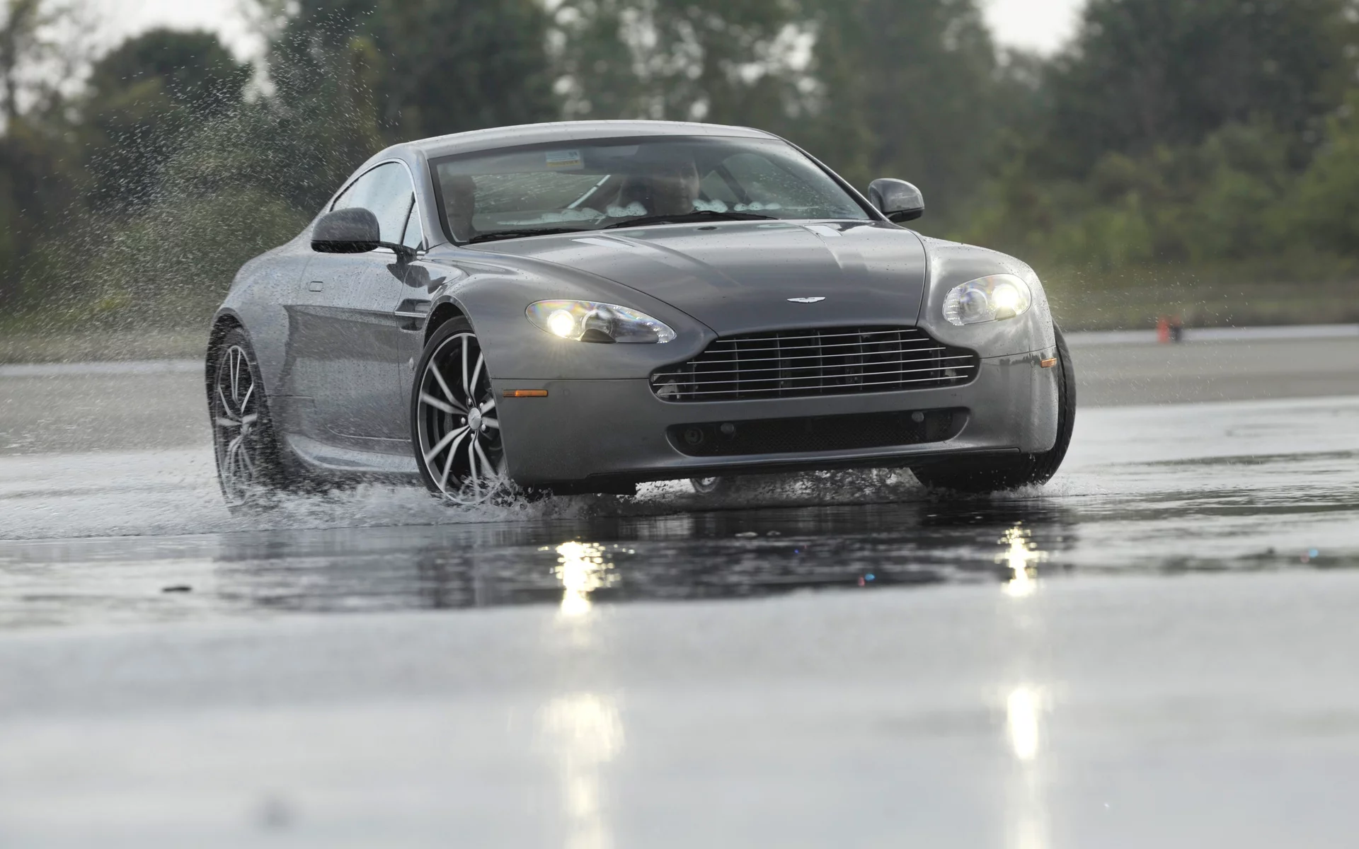 Aston Martin, серый, лужа