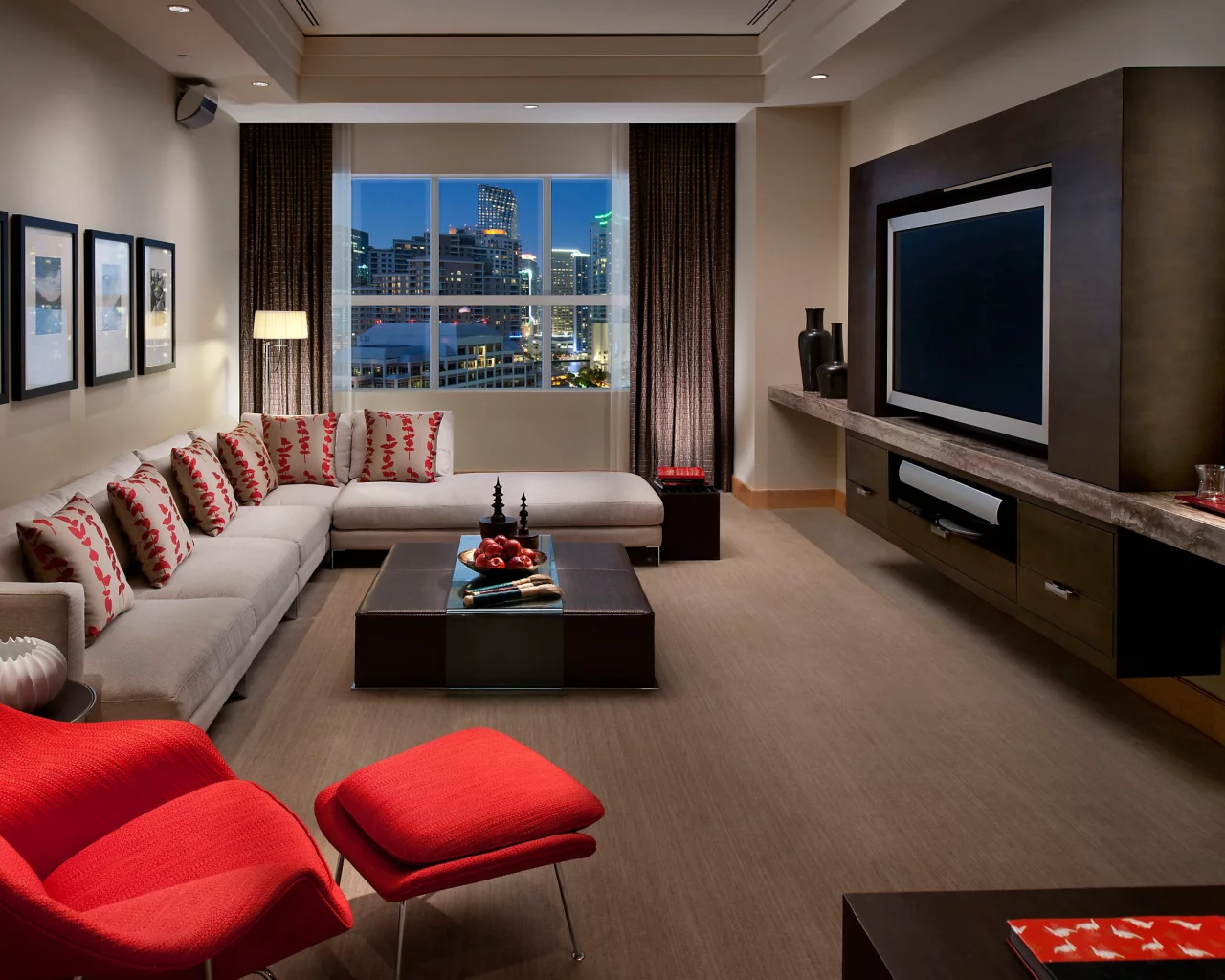interior, телевизор, комната, диван, room, media, подушки, suite
