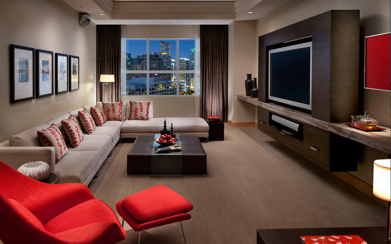 interior, телевизор, комната, диван, room, media, подушки, suite