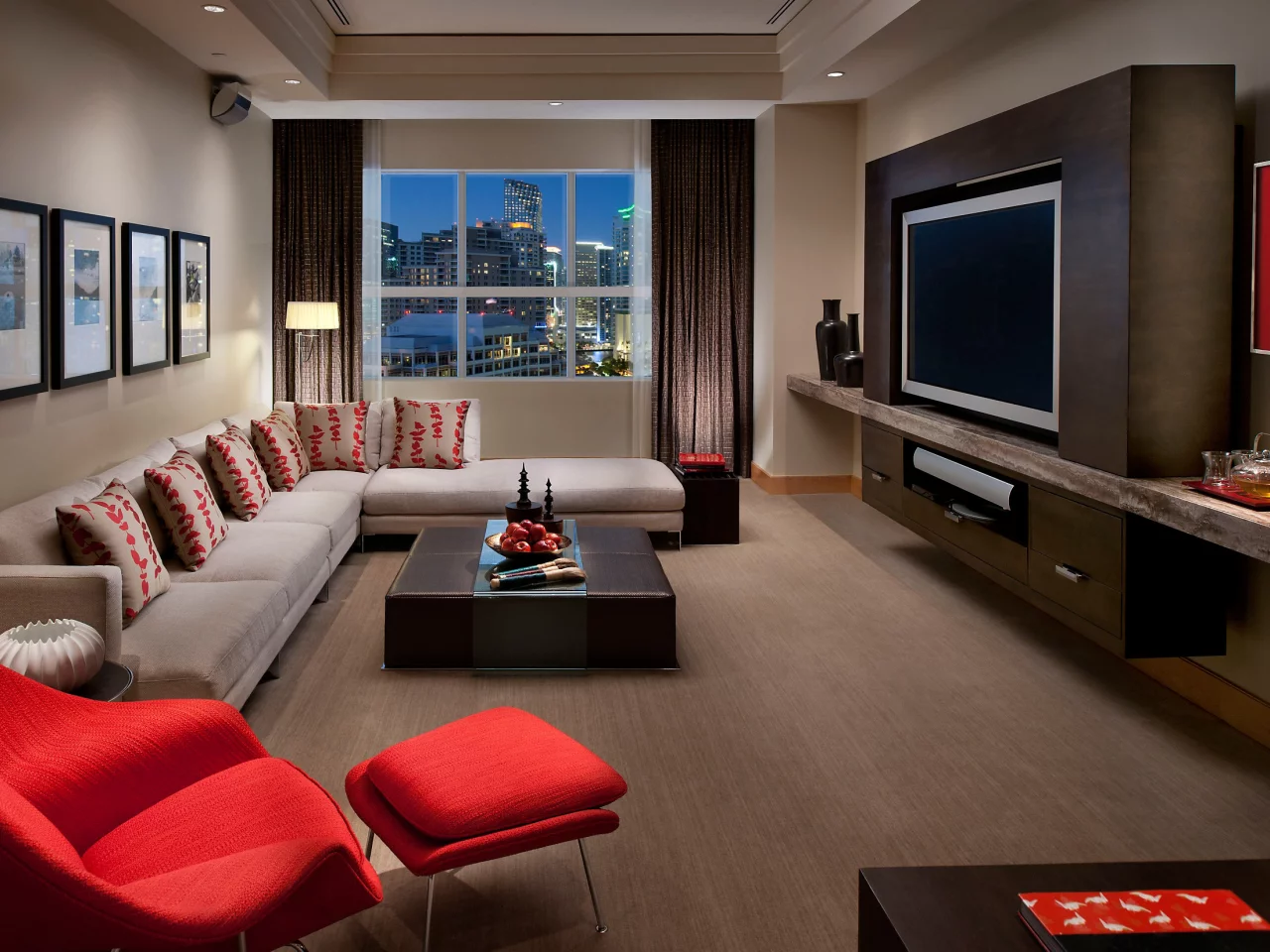 interior, телевизор, комната, диван, room, media, подушки, suite