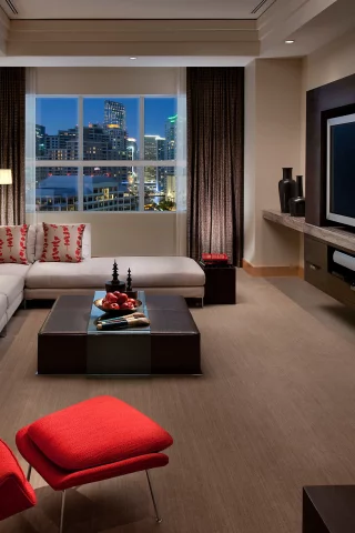 interior, телевизор, комната, диван, room, media, подушки, suite
