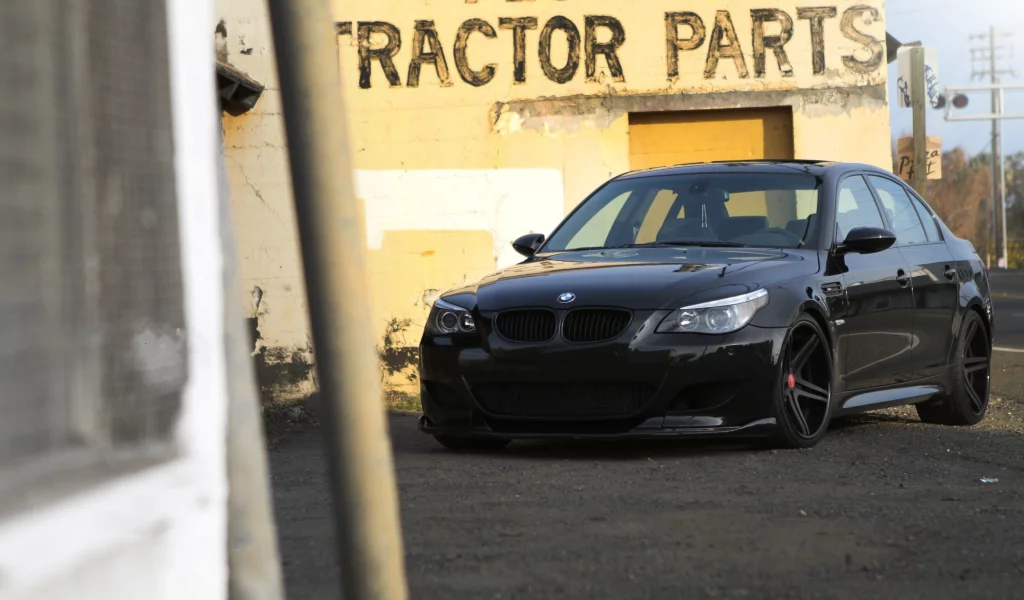 вид спереди, здание, m5, бмв, e60, yellow, bmw, building, black, чёрный