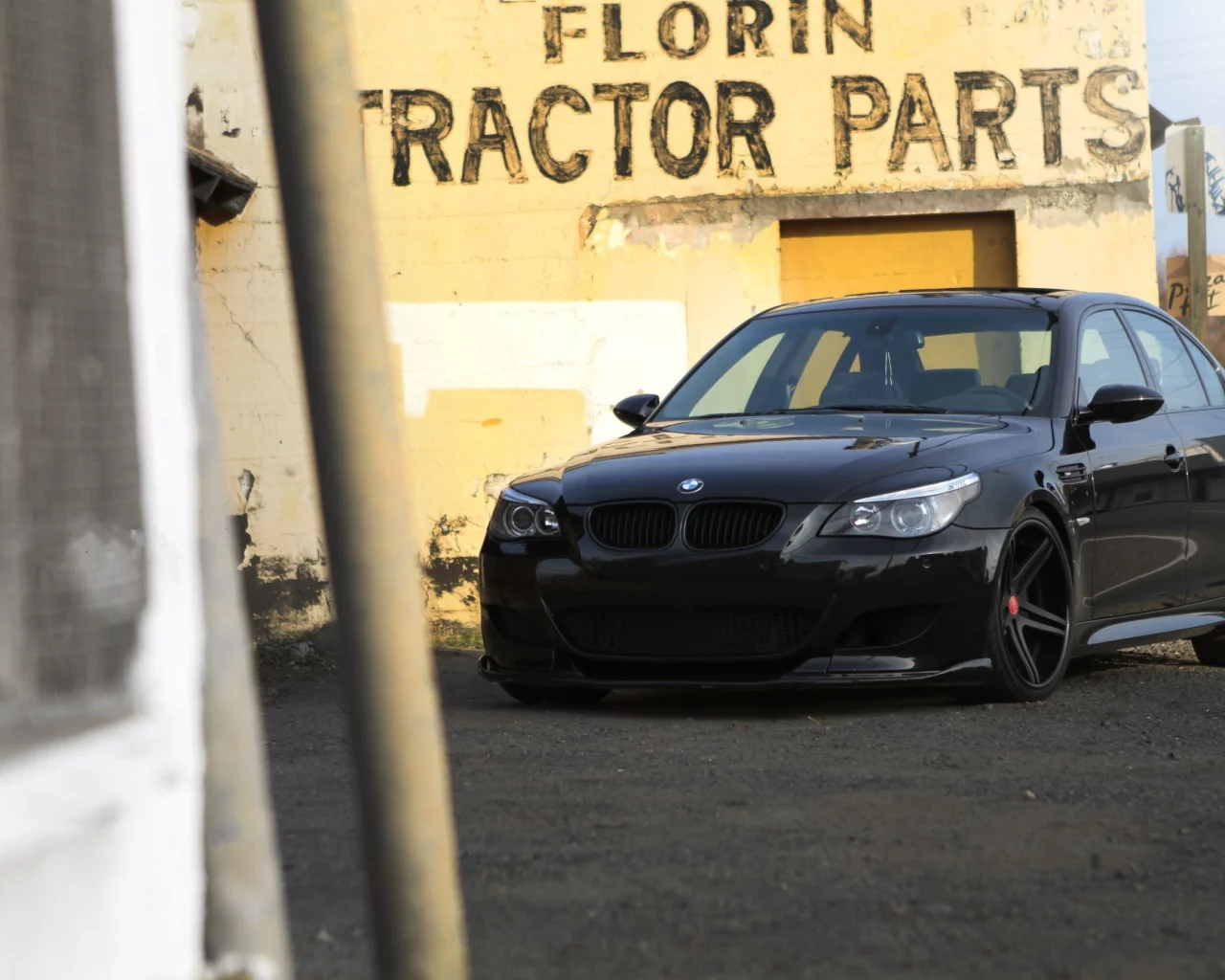 вид спереди, здание, m5, бмв, e60, yellow, bmw, building, black, чёрный