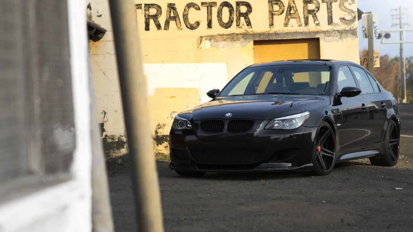 вид спереди, здание, m5, бмв, e60, yellow, bmw, building, black, чёрный