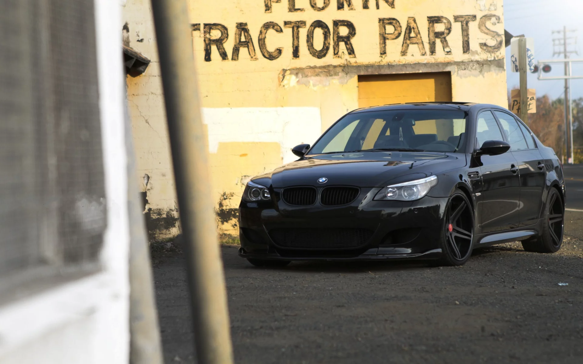 вид спереди, здание, m5, бмв, e60, yellow, bmw, building, black, чёрный