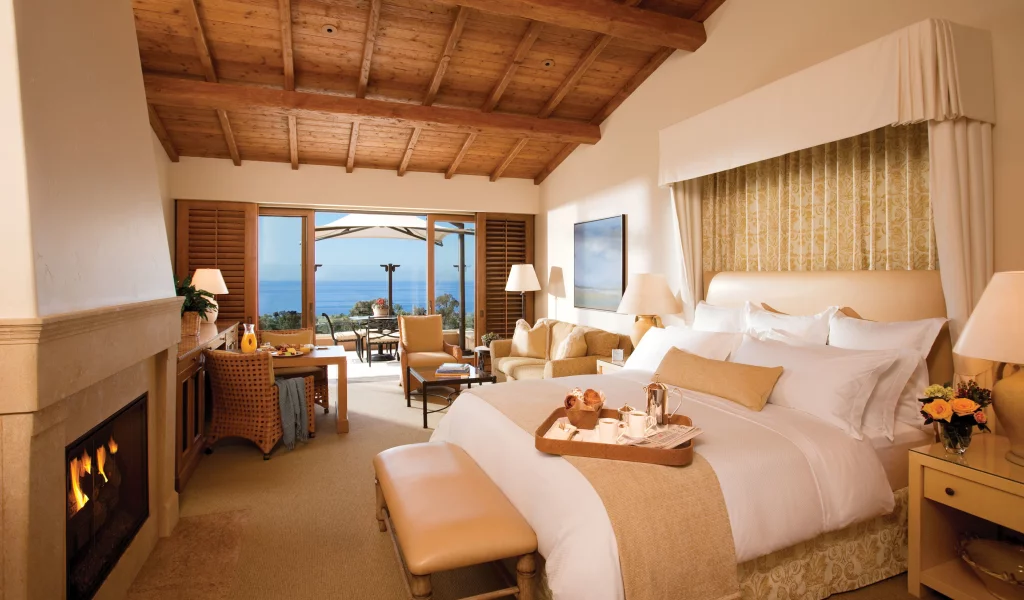 комната, спальня, лампы, interior, design, камин, кровать, resort