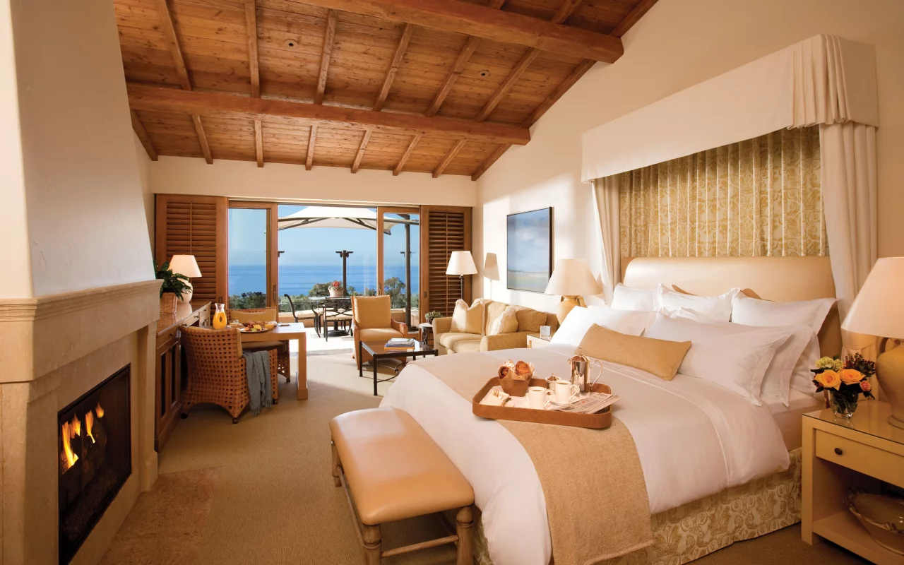 комната, спальня, лампы, interior, design, камин, кровать, resort