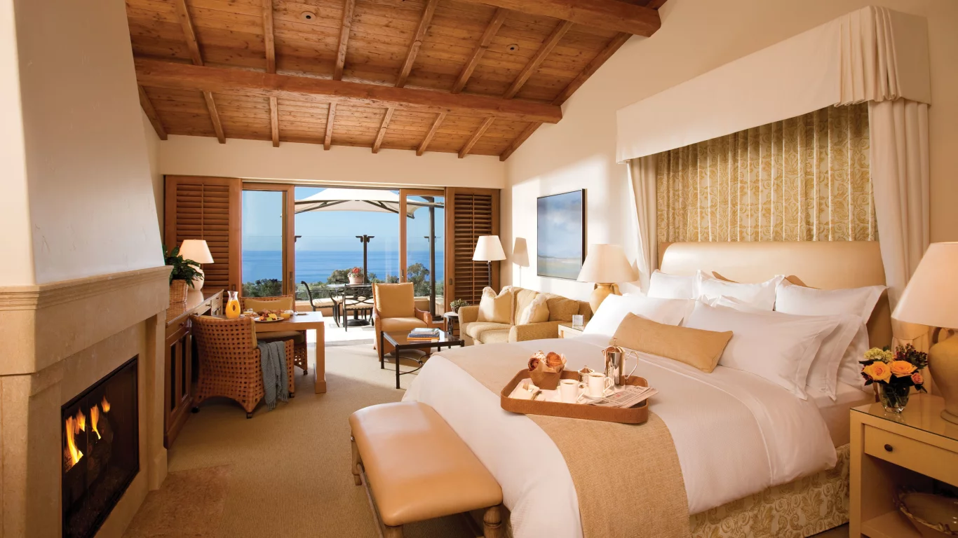 комната, спальня, лампы, interior, design, камин, кровать, resort