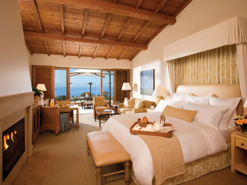 комната, спальня, лампы, interior, design, камин, кровать, resort