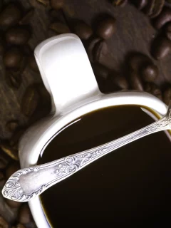 кофейные зёрна, стол, чашка, ложка, напиток, кофе