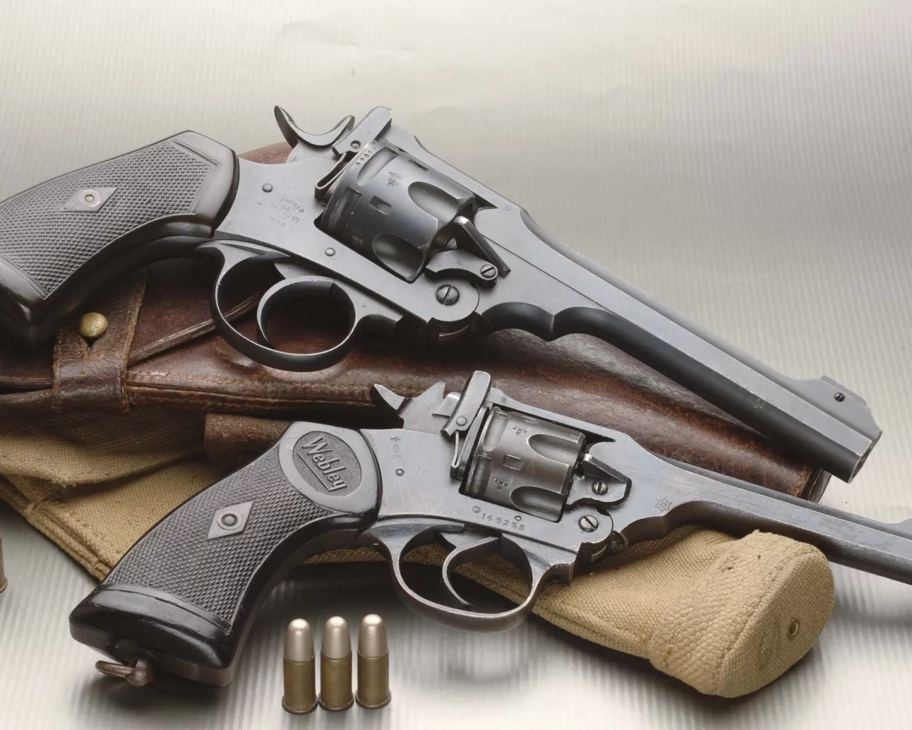 revolver, 2 штуки, револьвер, патроны, webley &amp;amp; scott mark iv
