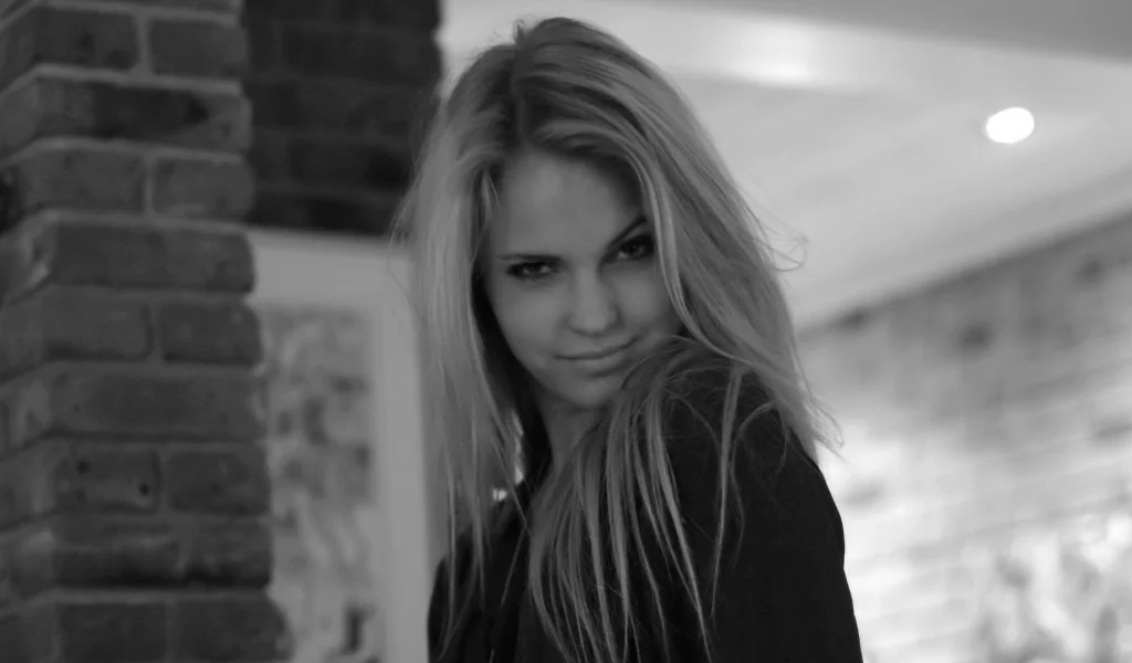 emilie marie nereng, девушка, прищур, черно белое, модель