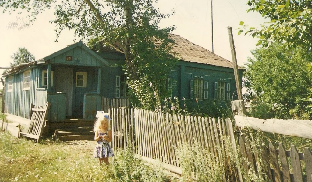 ретро, девочка, ребенок, деревня, дом, день, полдень, кантри, огород, трава, брещук