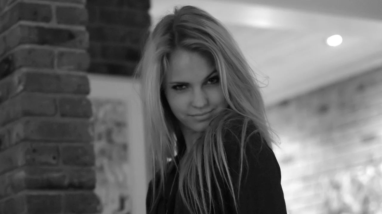 emilie marie nereng, девушка, прищур, черно белое, модель